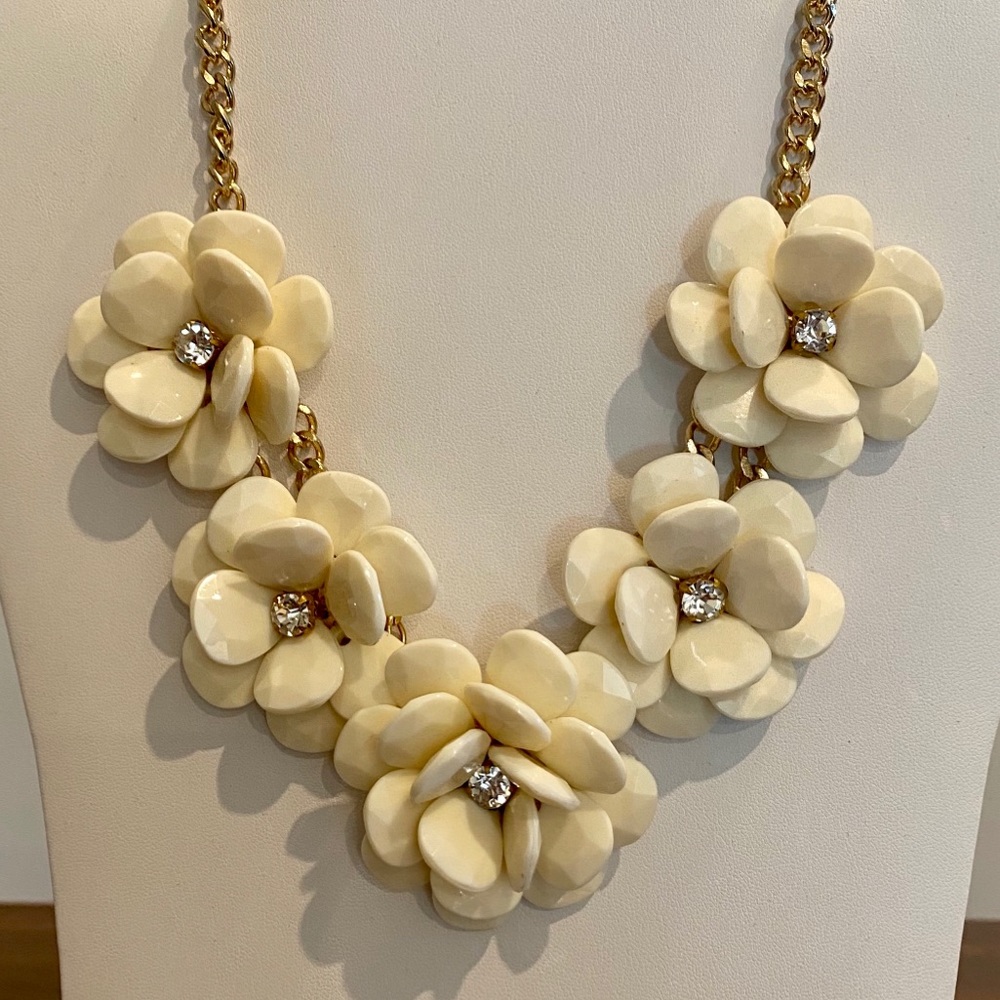 Beautiful Flower Statement Necklace! - Picture 5 of 7
